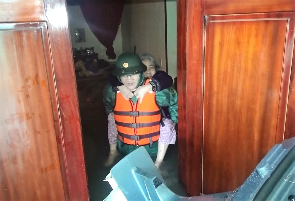 “Có ai còn trong nhà không để chúng tôi cứu ra?” - 6 “Có ai còn trong nhà không để chúng tôi cứu ra?” - 6