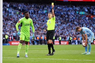 Vì sao Onana không bị đuổi khỏi sân dù nhận hai thẻ vàng ở bán kết FA Cup?
