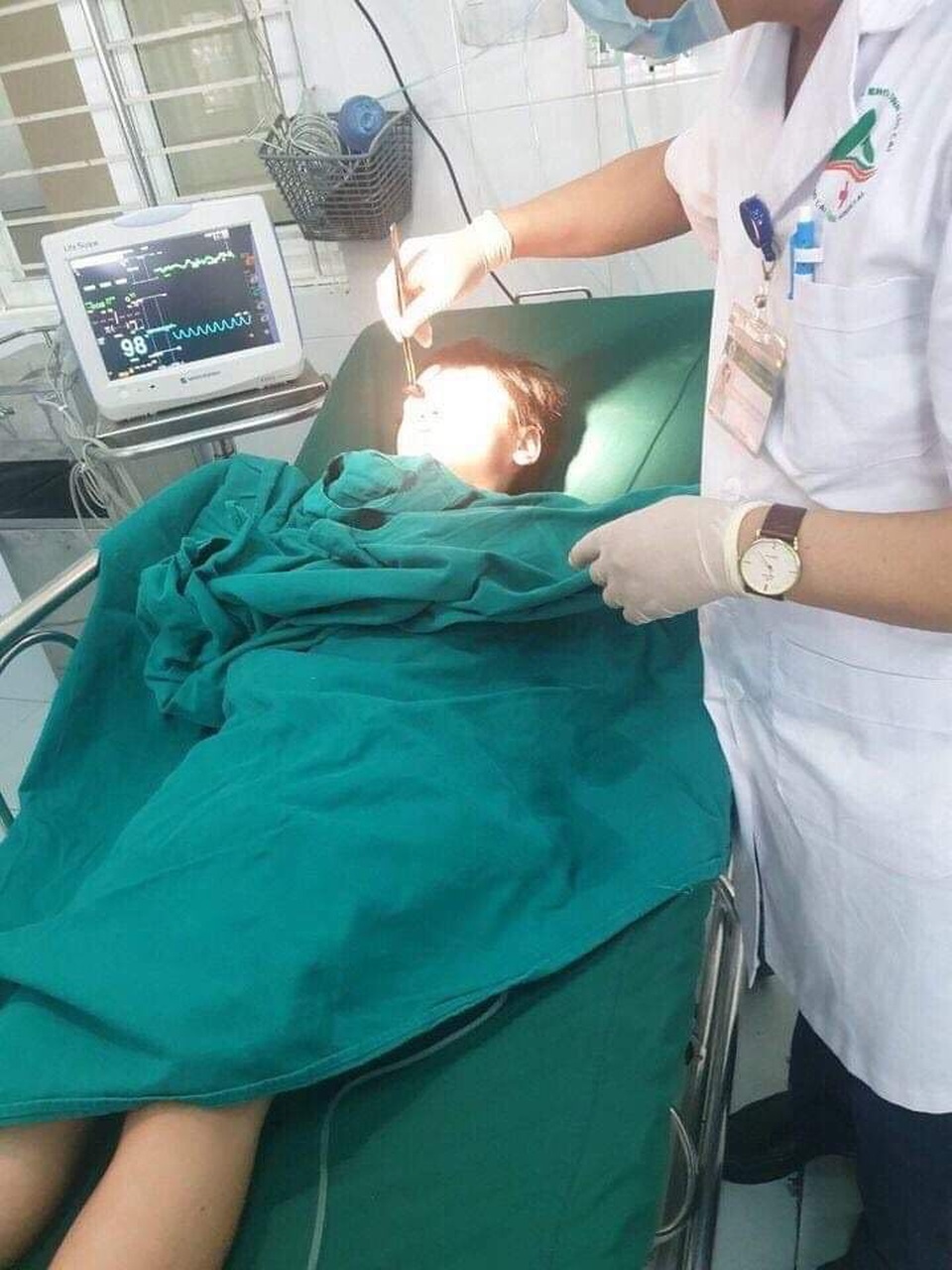 Đang ngồi trong lớp, một học sinh tiểu học bị quạt trần rơi, văng vào đầu - 1 Đang ngồi trong lớp, một học sinh tiểu học bị quạt trần rơi, văng vào đầu - 1