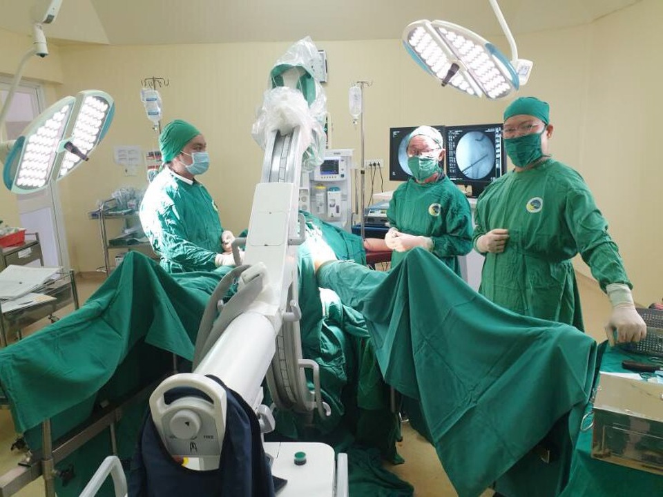 Bé trai trượt chỏm xương đùi cả 2 bên khi chơi đá bóng - 2 Bé trai trượt chỏm xương đùi cả 2 bên khi chơi đá bóng - 2