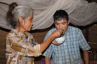 Khốn cùng cảnh cả gia đình sống nhờ tiền trợ cấp tàn tật của con