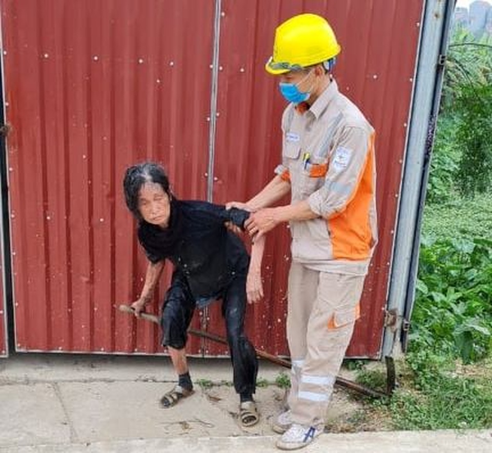 Hai công nhân ngành điện lực miền Bắc dũng cảm cứu người - 3 Hai công nhân ngành điện lực miền Bắc dũng cảm cứu người - 3