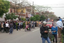 Người dân vây ôtô của người hành hung học sinh vi phạm giao thông