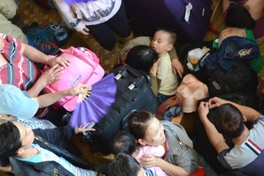 Hành khách khốn khổ vật vã vì tàu chậm… 6 tiếng