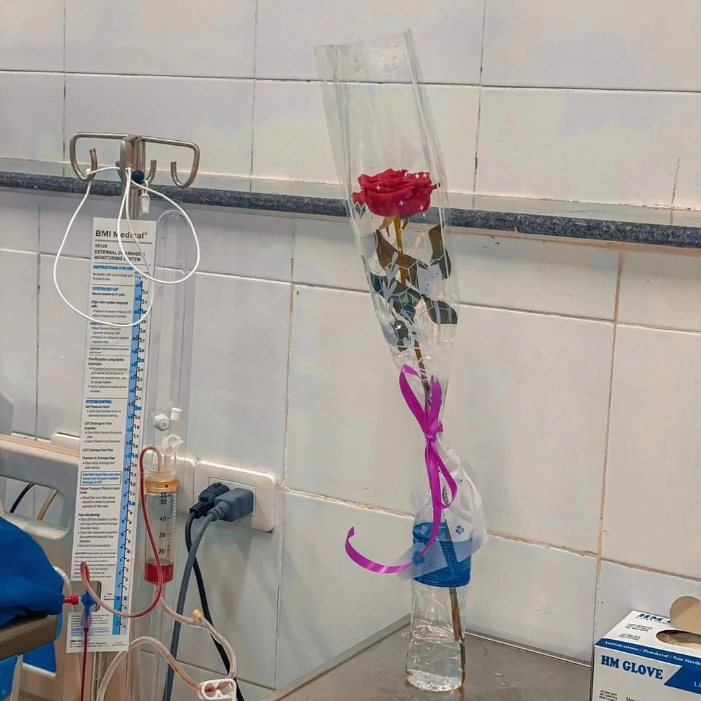 Bức ảnh chồng ung thư tặng hoa hồng cho vợ nằm hôn mê gây bão mạng - 3 Bức ảnh chồng ung thư tặng hoa hồng cho vợ nằm hôn mê gây bão mạng - 3