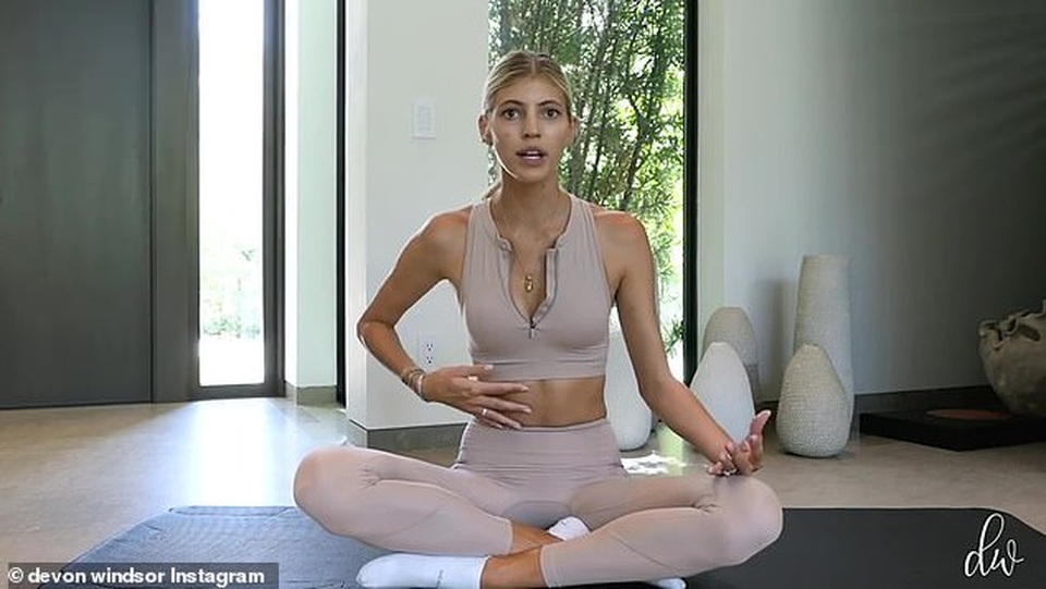 Siêu mẫu Devon Windsor hướng dẫn tập thể dục tại gia - 1 Siêu mẫu Devon Windsor hướng dẫn tập thể dục tại gia - 1
