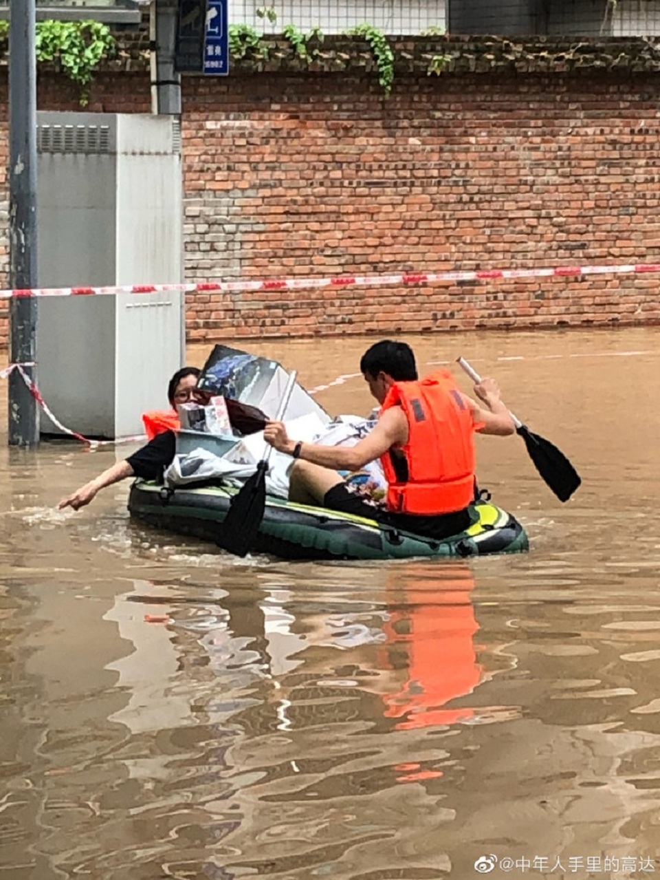Mạo hiểm tính mạng để cứu mô hình lắp ráp của chồng trong cơn lũ - 2 Mạo hiểm tính mạng để cứu mô hình lắp ráp của chồng trong cơn lũ - 2