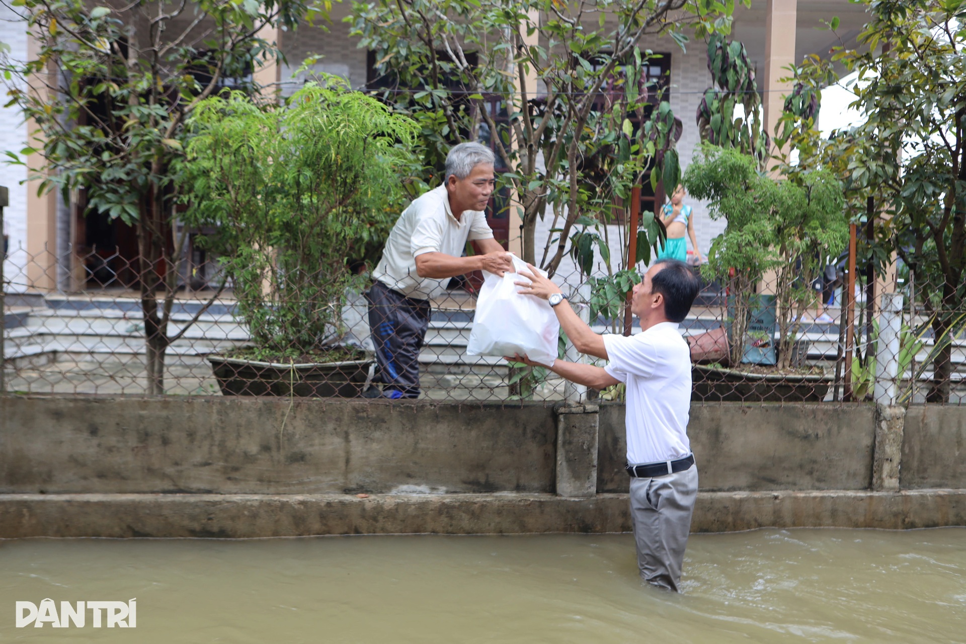 Báo Dân trí ngày đêm mang túi an sinh đến với cư dân vùng lũ ở ngã ba sông - 12 Báo Dân trí ngày đêm mang túi an sinh đến với cư dân vùng lũ ở ngã ba sông - 12