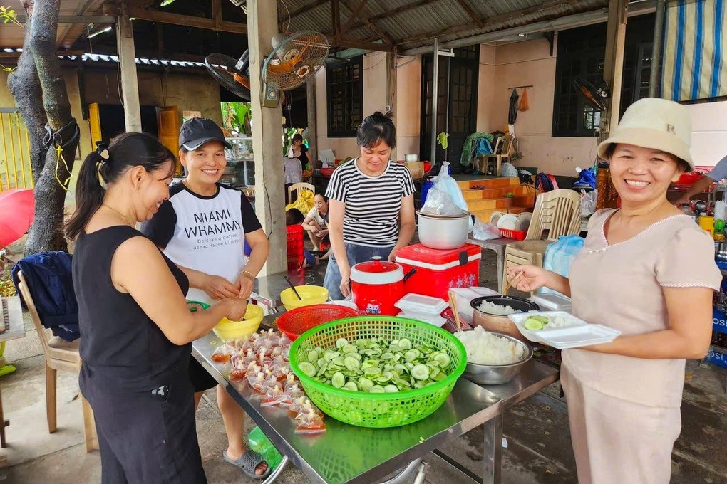Người Đà Nẵng chi viện hàng nghìn suất nhu yếu phẩm gửi vào vùng lũ - 2 Người Đà Nẵng chi viện hàng nghìn suất nhu yếu phẩm gửi vào vùng lũ - 2