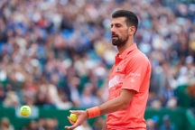 Djokovic bị loại, Alcaraz chật vật đi tiếp tại Monte Carlo