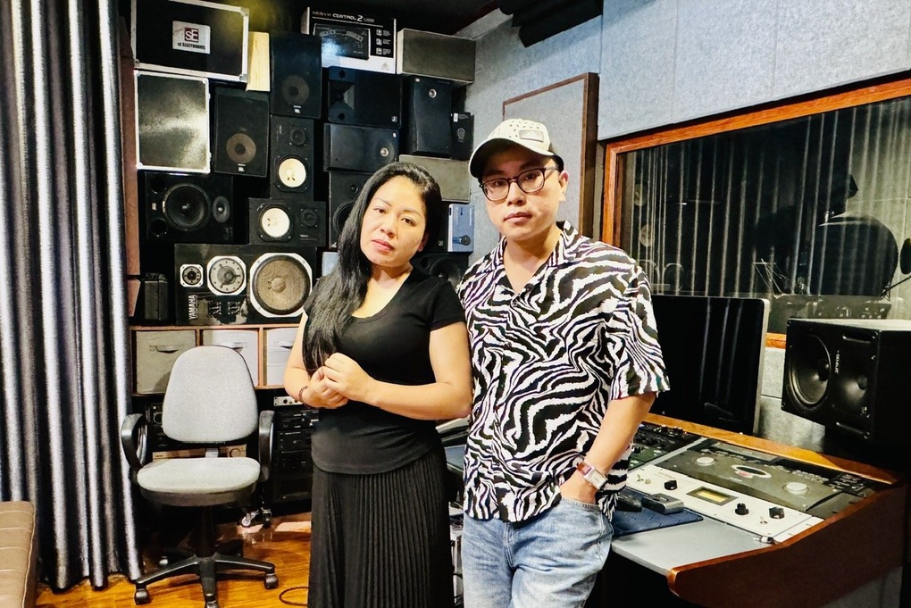 Ca sĩ Anh Thơ vừa khóc vừa hát ca khúc về Tổng Bí thư Nguyễn Phú Trọng - 1 Ca sĩ Anh Thơ vừa khóc vừa hát ca khúc về Tổng Bí thư Nguyễn Phú Trọng - 1