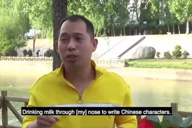 Võ sư Trung Quốc biểu diễn phun nước bằng mắt.