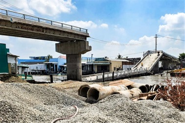 Dấu chấm hỏi cho cây cầu 70 tỷ đồng đổ ập xuống sông