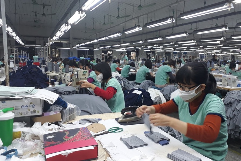 Dịch Covid-19: Doanh nghiệp, người lao động ngành dệt may gặp khó - 1 Dịch Covid-19: Doanh nghiệp, người lao động ngành dệt may gặp khó - 1