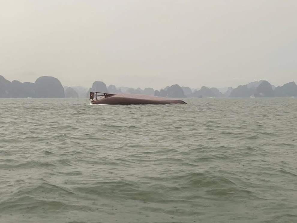 Vụ chìm tàu ở Hạ Long: Nhiều người cầu cứu, chạy đua công tác cứu hộ - 1 Vụ chìm tàu ở Hạ Long: Nhiều người cầu cứu, chạy đua công tác cứu hộ - 1
