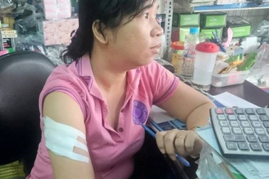 Táo tợn rút mã tấu chém người cướp giỏ xách ở Sài Gòn