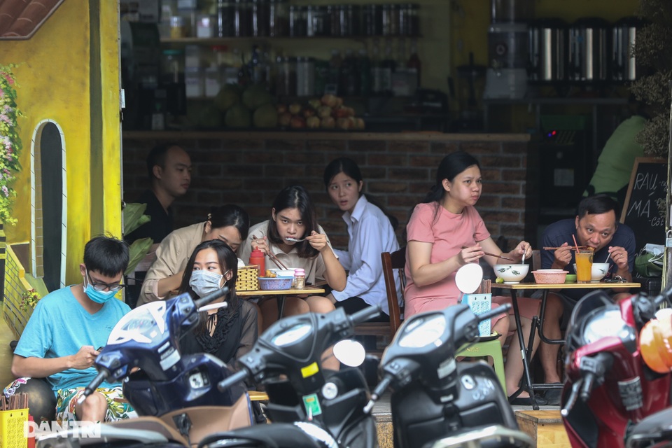 Nhiều người Hà Nội vẫn quá thờ ơ với dịch bệnh Covid-19 - 5 Nhiều người Hà Nội vẫn quá thờ ơ với dịch bệnh Covid-19 - 5