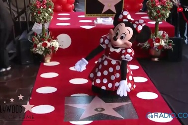 Katy Perry nhí nhảnh bên chuột Minnie