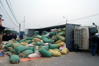 Xe chở sắn lật ngang quốc lộ 1A