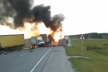 Kinh hoàng khoảnh khắc ô tô phát nổ như bom sau va chạm