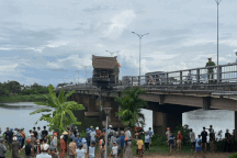 Đầu xe rớt sông, đuôi xe "vắt vẻo" trên thành cầu sau tai nạn