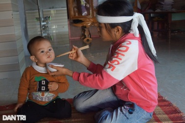 Bố tai nạn đột ngột, 4 đứa trẻ đầu chít khăn tang... chờ tiếng còi xe