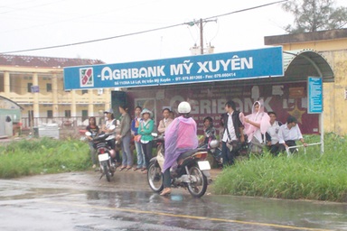 Sóc Trăng: Lỡ xe buýt, thí sinh phải bắt xe ôm về nhà 