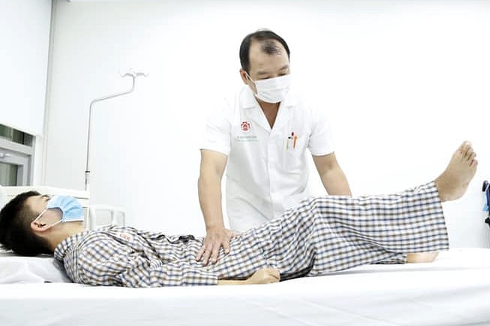 Chàng trai trẻ có dáng đi kỳ lạ, hai chân khuỳnh ra 2 bên - 3 Chàng trai trẻ có dáng đi kỳ lạ, hai chân khuỳnh ra 2 bên - 3