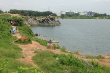 Chụp ảnh cưới, cô dâu "đụng" tử thi bồng bềnh dưới hồ đá