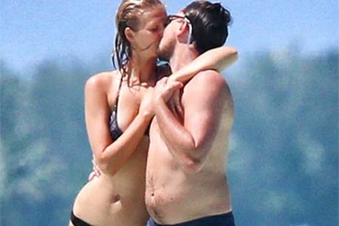 Tài tử Titanic lộ bụng phệ bên bạn gái siêu mẫu