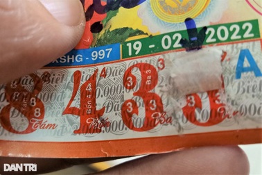 Làm vé số giả đổi tiền thật