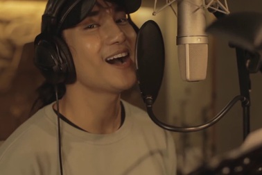 Thưởng thức giọng hát của anh chàng đẹp trai nhất thế giới Paing Takhon