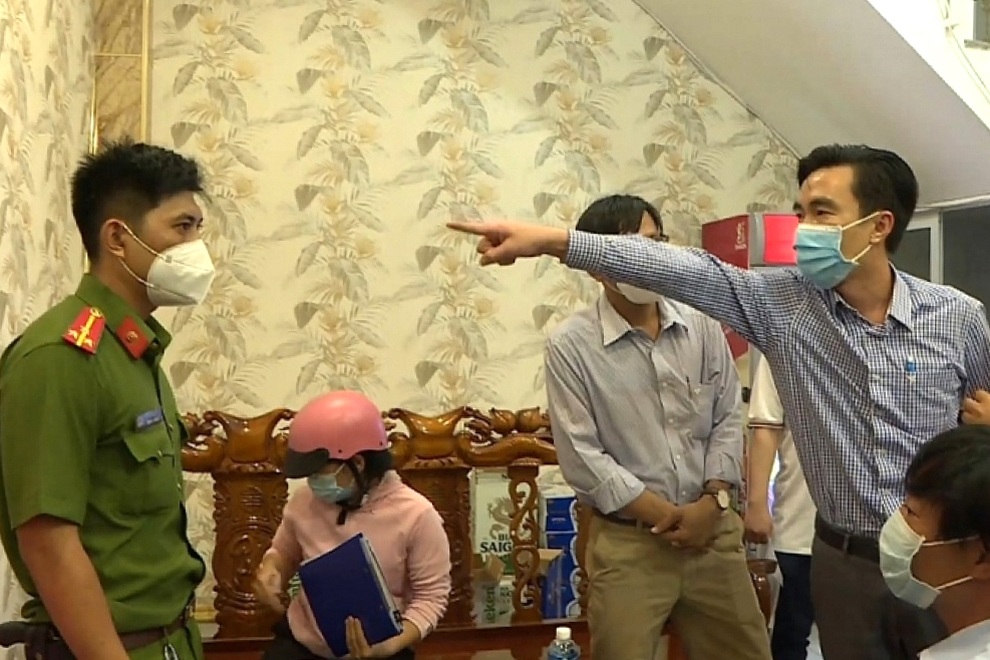 Người quát tháo công an mày công tác ở đội nào nhận sai, xin lỗi - 1 Người quát tháo công an mày công tác ở đội nào nhận sai, xin lỗi - 1