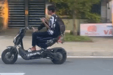 Clip "nam sinh chạy xe bằng chân, 2 tay dùng smartphone" nổi bật tuần qua
