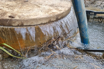 Hy hữu giếng nước phun trào suốt ngày đêm