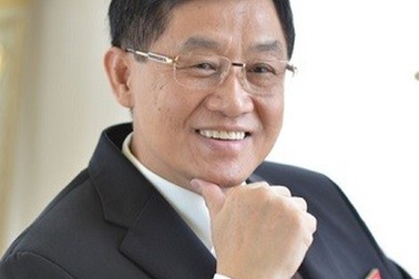 "Sóng gió" thương trường dồn dập đến với gia đình "vua" hàng hiệu