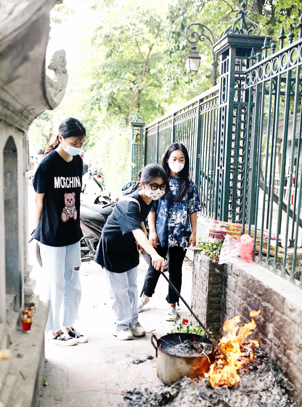 Thí sinh thi tốt nghiệp đặt lễ ngoài đường, vái vọng cầu may trước Văn Miếu - 9 Thí sinh thi tốt nghiệp đặt lễ ngoài đường, vái vọng cầu may trước Văn Miếu - 9