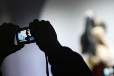 Dùng clip, “ảnh nóng” để tống tiền người yêu