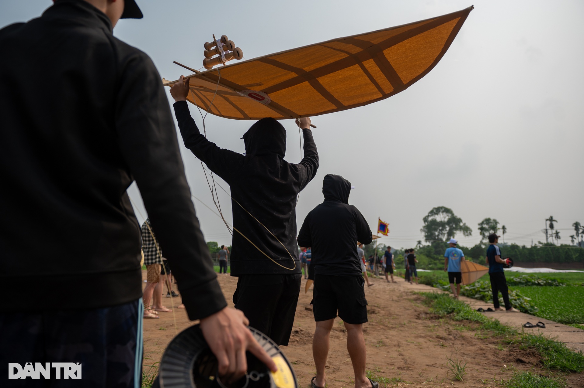 Những cánh diều khủng dài 4m ở hội thi làng Bá Dương Nội - 4 Những cánh diều khủng dài 4m ở hội thi làng Bá Dương Nội - 4