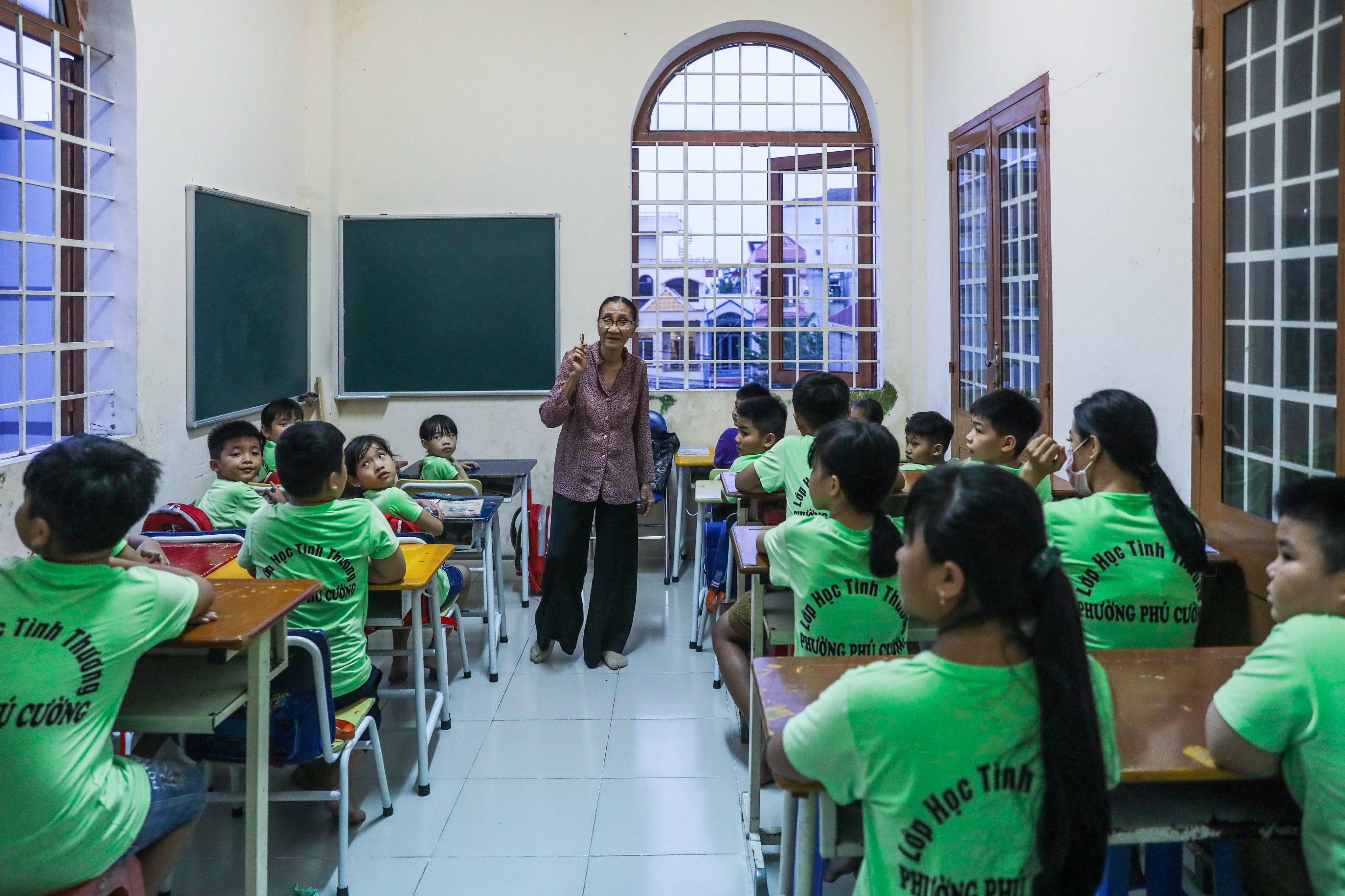 Bà giáo U80 ngày bán vé số, tối đứng lớp “gieo chữ” cho học sinh nghèo - 1 Bà giáo U80 ngày bán vé số, tối đứng lớp “gieo chữ” cho học sinh nghèo - 1