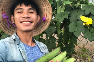 Cậu bé bóc mít thuê năm nào giờ là ông chủ vườn hồng đẹp như cổ tích