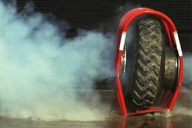 Video quay chậm cảnh nổ lốp ô tô