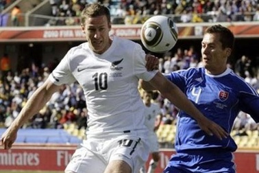 Tuyển thủ New Zealand “bỏ” trăng mật để đá World Cup