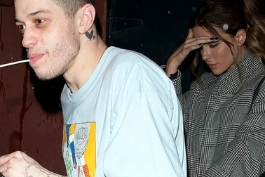 Sao phim Thế giới ngầm hò hẹn với bạn trai kém 20 tuổi