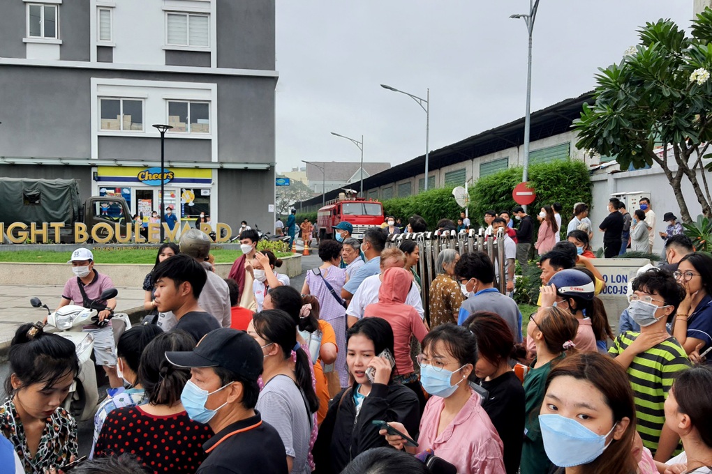 Cháy căn hộ chung cư, hàng trăm người dân được sơ tán - 2 Cháy căn hộ chung cư, hàng trăm người dân được sơ tán - 2