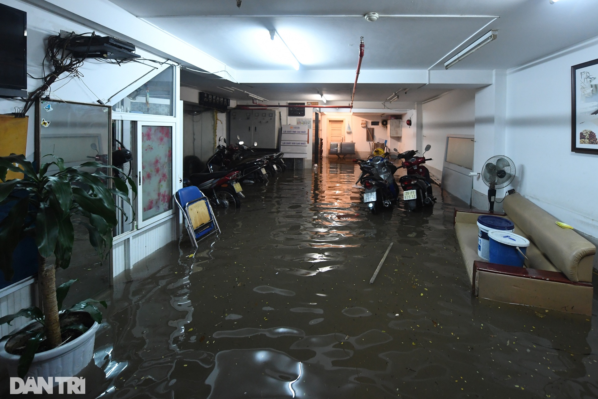 Người dân khổ sở tìm lối đi khi Hà Nội cứ có mưa là ngập khắp nơi - 15 Người dân khổ sở tìm lối đi khi Hà Nội cứ có mưa là ngập khắp nơi - 15