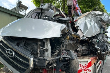 Ô tô 16 chỗ bị xe Thành Bưởi tông không đăng ký phù hiệu tại Bình Thuận