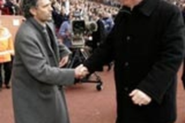 Mourinho sung sướng sau khi phá kỷ lục của MU