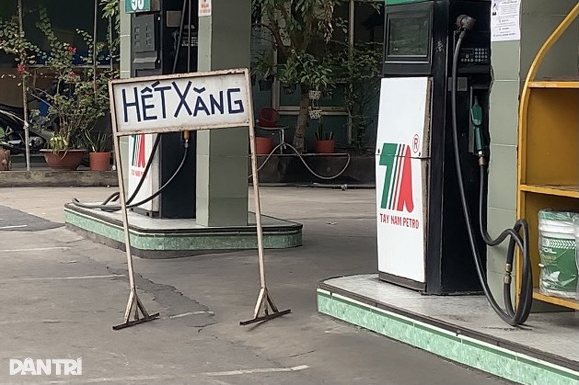 Cây xăng báo hết, lắc tay chối khách trước ngày giá dự báo tăng khủng - 1 Cây xăng báo hết, lắc tay chối khách trước ngày giá dự báo tăng khủng - 1