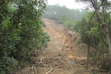 Cận cảnh núi sạt lở vùi lấp nhà dân